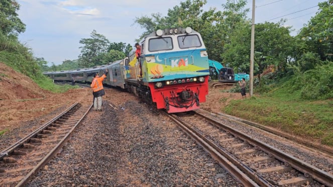 Jalur rel kereta api Ciganea- Sukatani Purwakarta longsor sudah diperbaiki