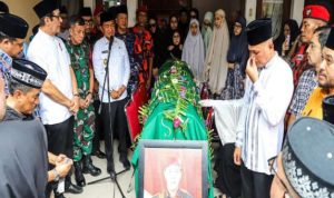Pj Gubernur Sumut Hassanudin mendoakan jenazah Kodrat Shah.