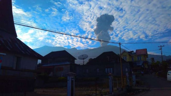 Gunung Marapi di Kabupaten Agam, Sumatra Barat, dilaporkan erupsi pada Rabu pagi, 2 Mei 2018.