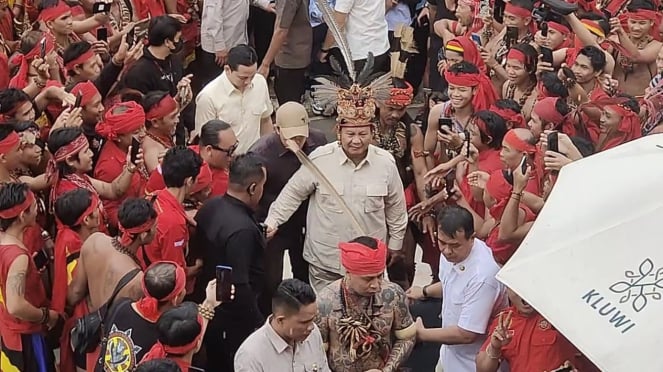 Calon presiden (capres) nomor urut dua, Prabowo Subianto bersilaturahmi dengan Pasukan Merah TBBR di Pontianak, Kalimantan Barat, Sabtu, 20 Januari 2024
